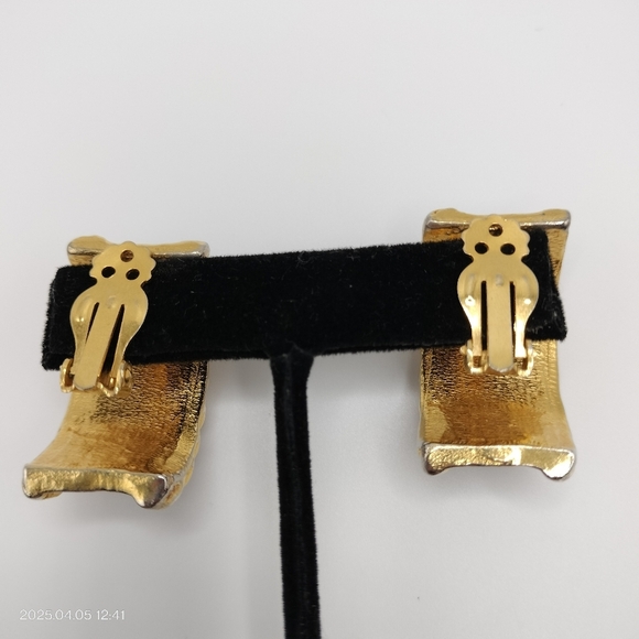 Women's Swirl Gold Tone and Black Enamel Clip On Earrings Luxury Formal Classic - Picture 6 of 11